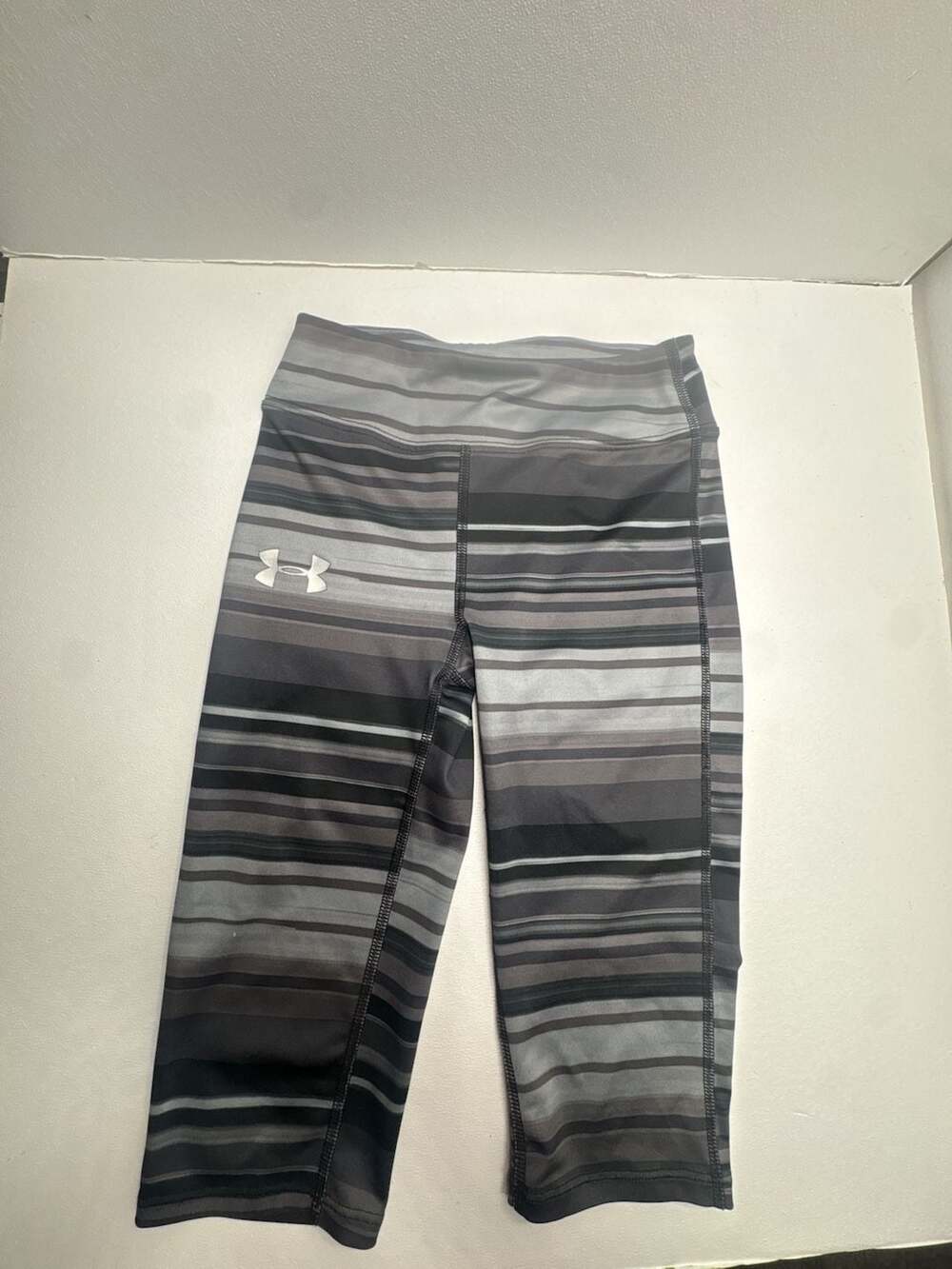Under Armour Girls HeatGear Fitted Striped Capri Leggings Youth Medium (YSM)